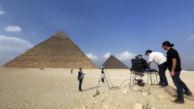 Los arqueólogos realizan estudios de la pirámide para determinar que se esconde detrás de las anomalías térmicas. AFP.