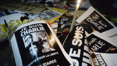Varias personas se manifiestan para condenar el ataque contra la sede parisina del semanario satírico francés 'Charlie Hebdo', el 7 de enero del 2015. EFE/Archivo