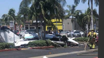 La avioneta se estrelló esta tarde en un estacionamiento de Santa Ana./Foto: Twitter NBC.