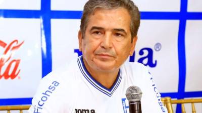 Jorge Luis Pinto, durante la conferencia de prensa que dio este domingo.