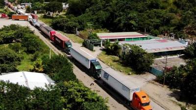 Hasta cinco días tardan los transportistas en cruzar la aduana El Poy, paso fronterizo entre Honduras y El Salvador. foto drone: franklyn muñoz
