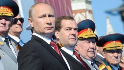 El presidente ruso, Vladimír Putin (i), y el primer ministro ruso, Dmitry Medvédev (c), junto a veteranos durante el tradicional desfile militar en la Plaza Roja que conmemora el Día de la Victoria sobre la Alemania nazi, en Moscú (Rusia), hoy. EFE
