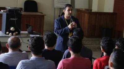 Rafael Mejía dialoga con los atletas. Foto: Franklyn Muñoz