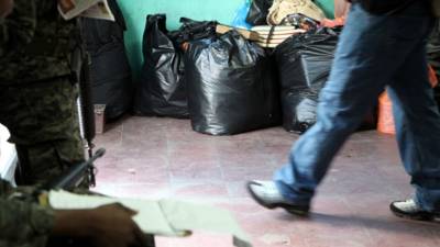 La familia sacó la ropa en bolsas las cuales fueron colocadas en la entrada de la posta policial. No les dio tiempo de sacar sus enseres.