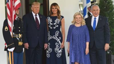 Trump y Melania dieron la bienvenida al primer ministro de Israel Benjamin Netanyahu(R) y su esposa Sara en la Casa Blanca./AFP.