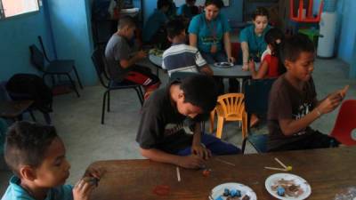 El programa ocupa el tiempo libre de los niños fomentando la práctica de valores a través de actividades artísticas y deportivas. Fotos: Cristina Santos.