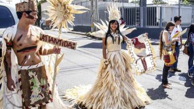 Los estudiantes se esforzaron en hacer la mejor presentación del departamento que se les asignó. Los trajes, danzas y decoraciones encantaron a los presentes.