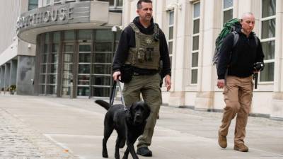 La policía estadounidense mantienen un fuerte operativo de seguridad en las afueras y dentro de la corte donde se lleva a cabo el juicio del Chapo Guzmán./AFP.