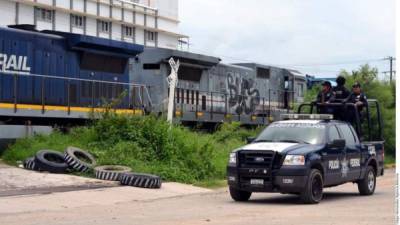 Autoridades mexicanas patrullan las estaciones del tren de carga conocido como 'La Bestia'.