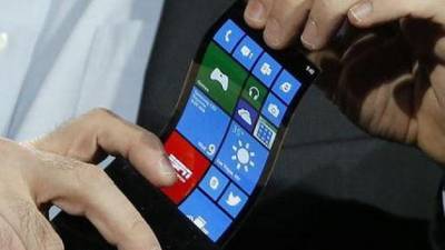 El nuevo dispositivo portátil contará con una pantalla de plástico OLED.