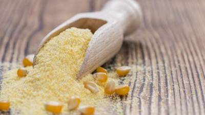 La harina de masa de maíz es un alimento principal para muchos latinos.