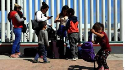 Decenas de migrantes en México esperan el asilo de EEUU.