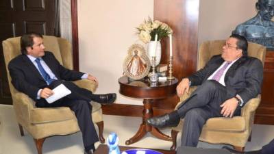 El ministro de relaciones exteriores, Arturo Corrales y el comisionado presidencial de la Unión Aduanera de Guatemala, Luis Miguel Castillo, en Tegucigalpa. EFE