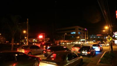 El daño de los semáforos en la intersección de Hondutel, a la altura de la colonia Villas del Sol, es otras de las causas del tráfico.