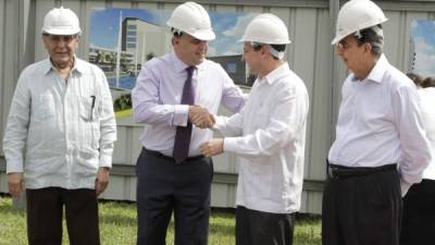 Napoleón Larach, el alcalde Armando Calidonio, Luis Larach y Francisco Saybe previo a colocar la primera piedra del edificio.