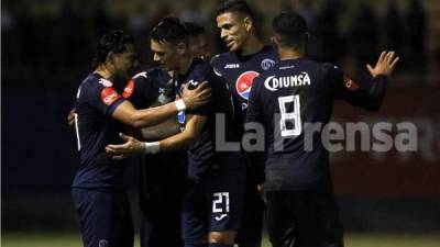 Los jugadores del Motagua celebrando el gol de penal de Roberto Moreira ante Juticalpa. Foto David Romero