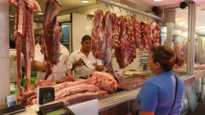 Una consumidora comprando carne en un establecimiento del mercado El Dandy. Fotos: Amílcar Izaguirre.