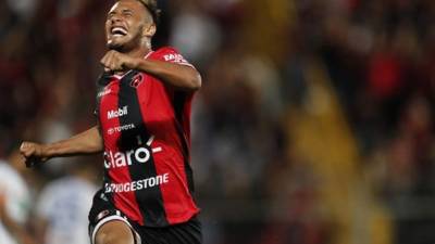Alex López celebrando su primer gol con el Alajuelense de Costa Rica.