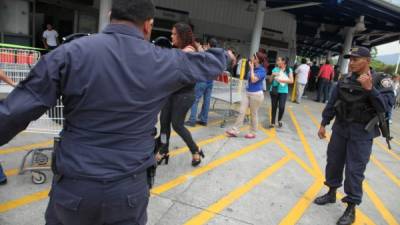 El crimen se suscitó a eso de las 12:10 del día cuando había gran cantidad de personas en el supermercado, lo que provocó pánico.