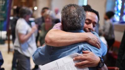Los familiares de las víctimas están destrozadas por la matanza.