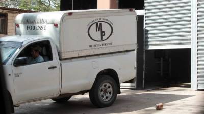 Momento en que personal forense ingresaba el cuerpo.