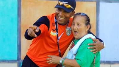 Carlos Pavón fue bien recibido por “Doña Queta”. Foto Melvin Cubas