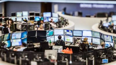 Operadores de la Bolsa de Fráncfort, Alemania, revisan los indicadores bursátiles.