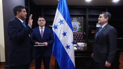 Presidente Juan Orlando Hernández juramentó a Fredy Díaz Zelaya como ministro de Defensa.