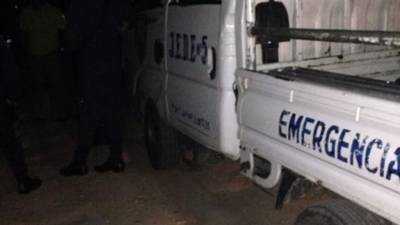 Uno de los individuos vestían pantalón negro, camisa blanca, tenis negro y portaba una gorra negra.