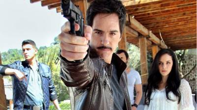 Mauricio Ochmann ya comenzó a desenfundar su arma en la nueva serie sobre el personaje Chema Venegas que nació en la serie El Señor de los Cielos.