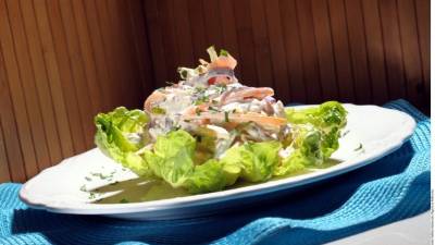 La ensalada se sirve sobre hojas de lechuga.