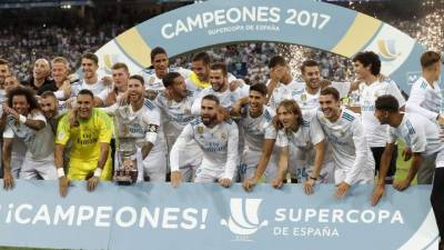 GRA247. MADRID, 16/08/2017.- Los jugadores del Real Madrid posan con la Supercopa de España tras vencer por 2-0 al FC Barcelona en el partido de vuelta disputado hoy en el estado Santiago Bernabéu, en Madrid. EFE/Chema Moya