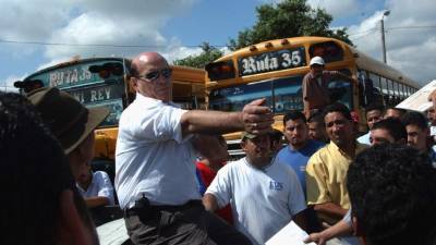 Carlos Andonie era muy influyente en el transporte. Aquí conversaba con conductores afuera de Asomoproh.FOTO JOSE CANTARERO