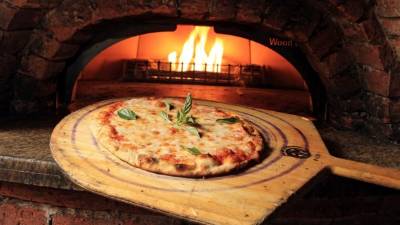 Con un toque de albahaca su pizza estará lista para servir.
