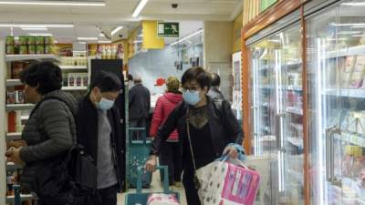 Las personas hacen las compras en un supermercado en el barrio de Usera en Madrid. Foto: AFP