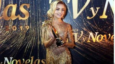 Angelique Boyer se llevó el premio a mejor actriz por 'Amar a Muerte'. Foto: Reforma.