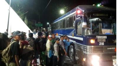 Decenas de migrantes hondureños desisten del sueño americano y retornan a sus hogares.