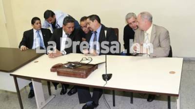 Los abogados mientras conversaban con Ramón Bertetty, exgerente financiero de la institución; Mario Zelaya, exdirector del Seguro Social y John Charles Bográn.