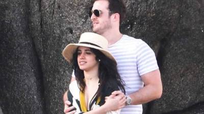 Camila y Matthew en la playa.