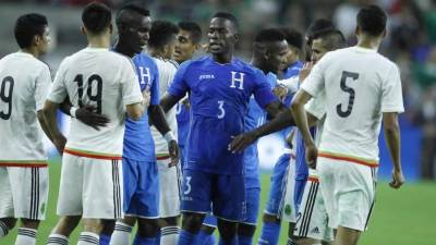 Maynor se encargó de separar a los jugadores luego de que se calentaran los ánimos de ambos jugadores.