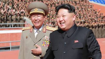 El líder norcoreano junto al poderoso militar que presuntamente fue ejecutado la semana pasada.