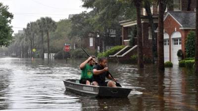 Muchos ciudadanos tuvieron que evacuar en canoas luego de que el agua anegara varios barrios en Carolina del Sur.