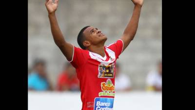 Rony Martínez tiene 26 años. Nació en Olanchito, Yoro, el 16 de octubre de 1987. Está casado y tiene dos hijos. Antes de Real Sociedad jugó con el Unión Sabá.