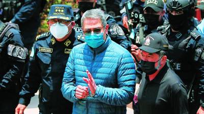 El exgobernante hondureño cuando era trasladado de los Cobras a la base aérea Hernán Acosta Mejía el jueves 21 de abril.