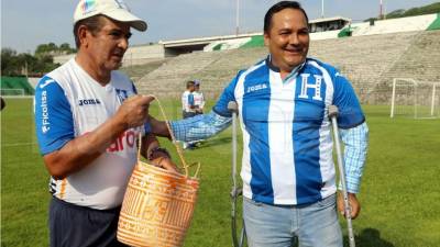 El alcalde de Xochitepec, Alberto Sánchez, entregó el regalo a Jorge Luis Pinto. Foto Ronald Aceituno/Enviado Especial
