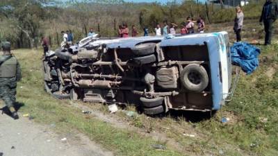 El camión se dio vuelta con los pasajeros.