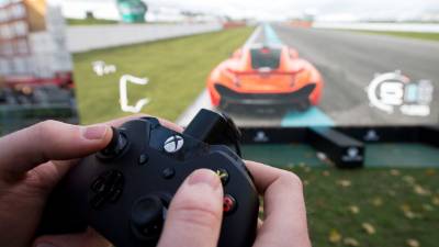Un fanático juega 'Forza 5' en la nueva consola Microsoft Xbox One.