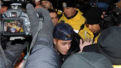 La Policía de Toronto arrestó hoy al cantante canadiense Justin Bieber y le acusó de atacar el pasado 30 de diciembre al conductor de su limusina.
