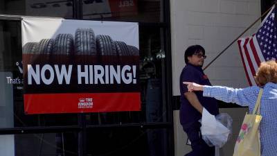La escasez de mano de obra en Estados Unidos tras las masivas renuncias de los últimos meses ha afectado a miles de empresas.