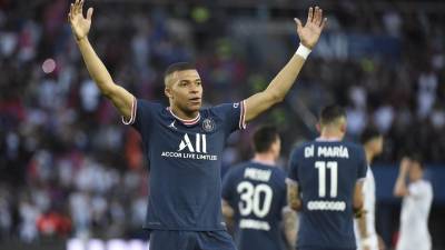 Video: Mbappé celebra su renovación con el PSG con un hat-trick